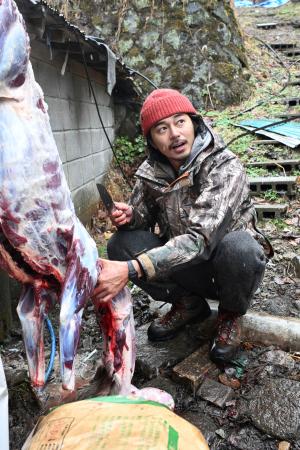 ナイフで雌鹿を解体する東出昌大さん＝北関東の自宅