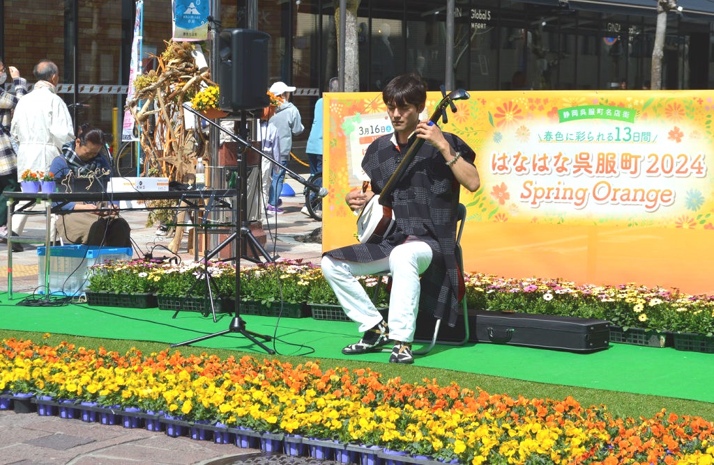 花で彩られたステージで音楽演奏などが行われたイベント＝静岡市葵区
