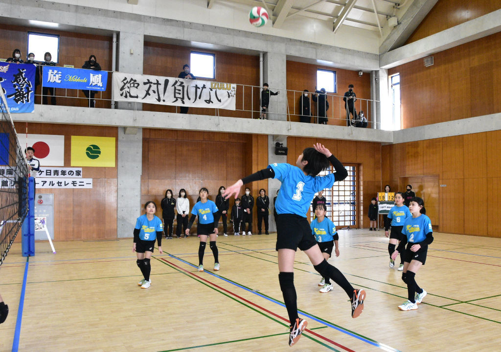 床を改修した体育館でプレーする子どもたち＝浜松市浜名区の県立三ケ日青年の家