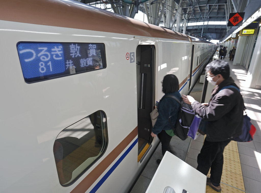 北陸新幹線の金沢―敦賀間が延伸開業し、ＪＲ金沢駅で敦賀行き「つるぎ８１号」に乗り込む人たち＝１６日午前