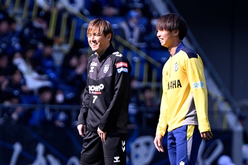 試合前、磐田・鈴木（右）に声をかけるＧ大阪・遠藤コーチ＝大阪・パナスタ