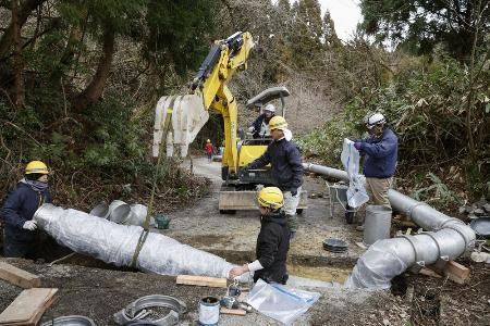 能登半島地震から復旧するための配水管設置工事＝２０２４年２月、石川県珠洲市