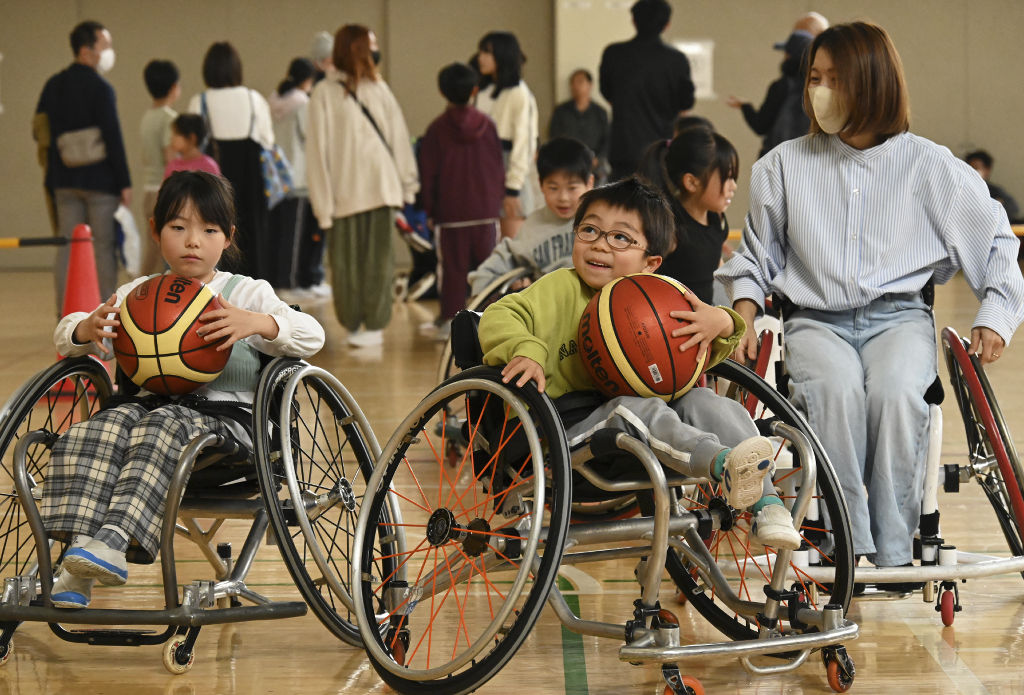 車いすバスケに挑戦する参加者＝浜松市中央区の可美公園総合センター