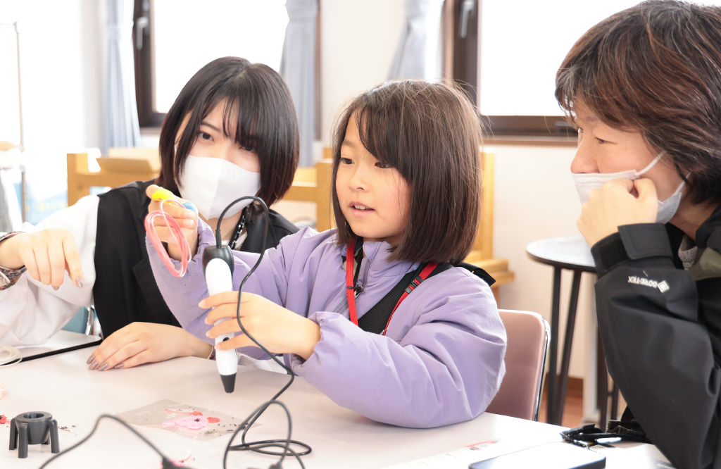 仕事を体験する参加児童ら＝浜松市中央区のルネサンスデザイン・美容専門学校