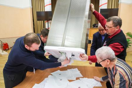 シベリアのノボシビルスクで始まったロシア大統領選の開票＝１７日（タス＝共同）
