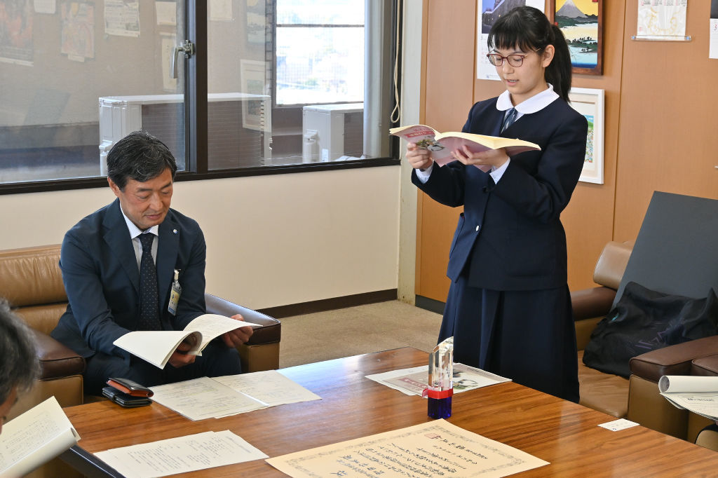 受賞作文を朗読する増田さん（右）＝静岡市役所清水庁舎
