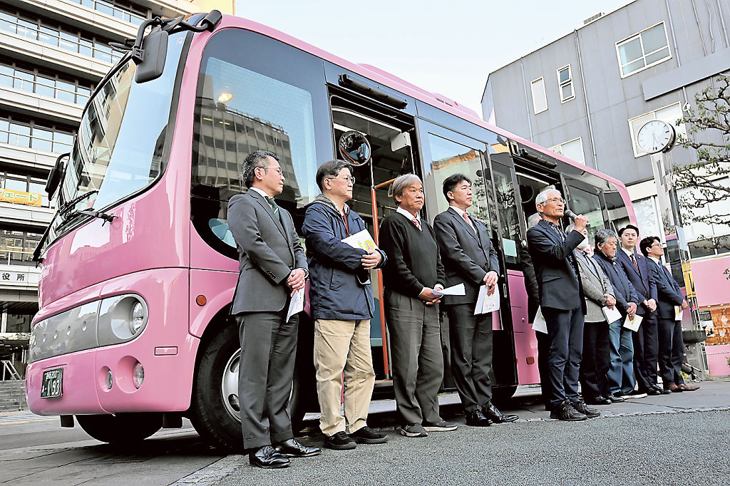 運行の目的を説明するコミュニティバス運営準備会のメンバー＝静岡市葵区