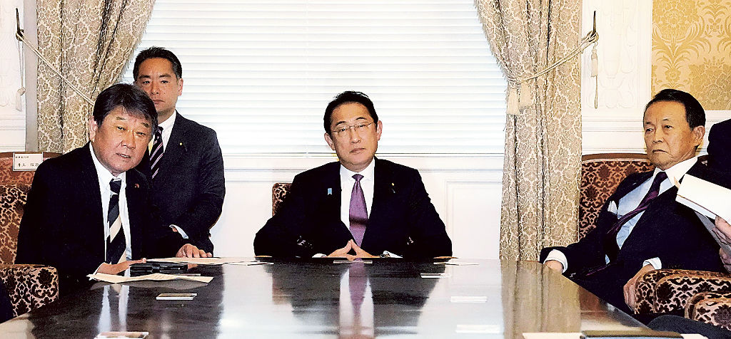 自民党役員会に臨む（左から）茂木幹事長、岸田首相、麻生副総裁＝１８日午後、国会