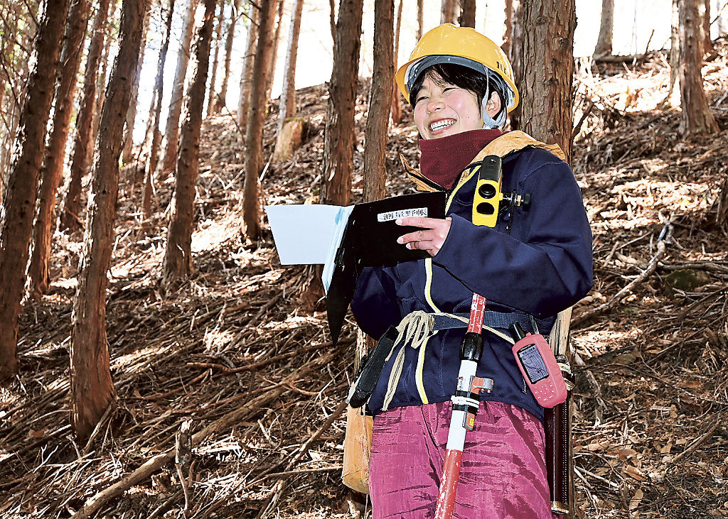 森林管理の業務に励む永田百香さん＝２月上旬、浜松市天竜区水窪町