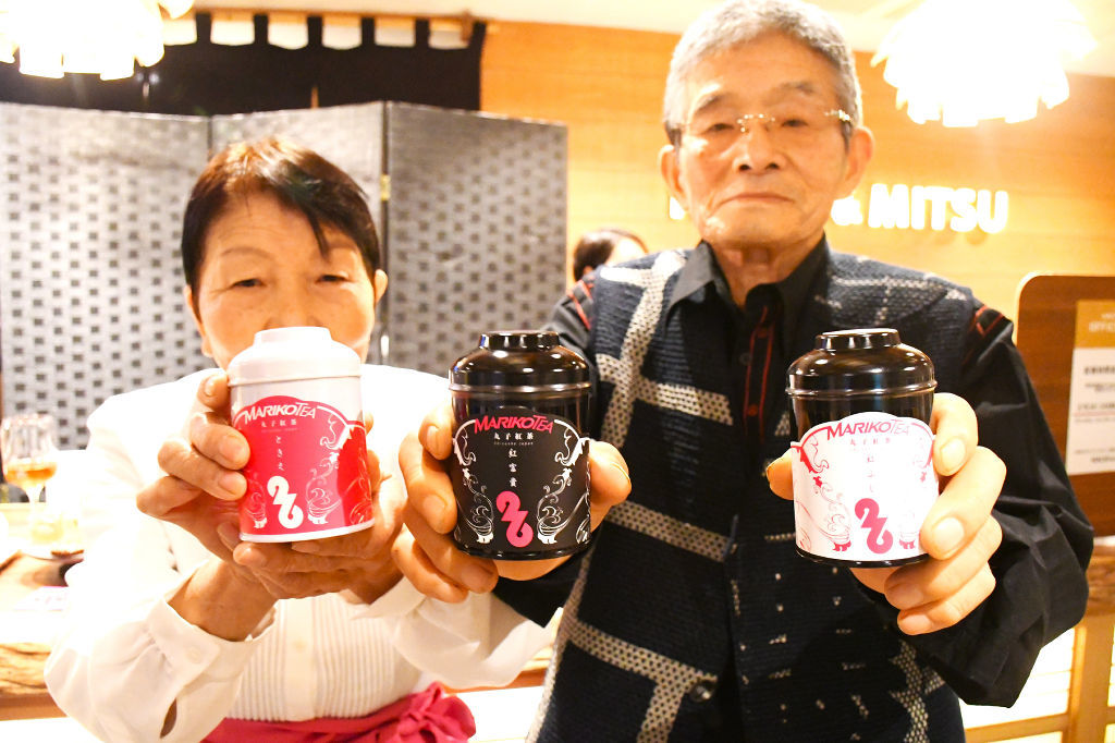 新商品「丸子紅茶２６」をＰＲする村松二六さん（右）と妻の時枝さん