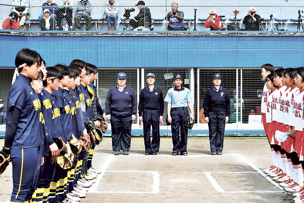 試合開始のあいさつをする４人の女性審判＝１７日、富士宮市の県ソフトボール場