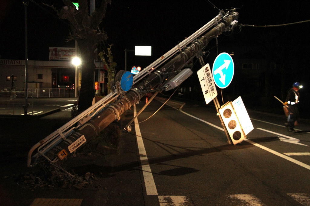信号柱に乗用車が衝突した現場＝１９日午前０時１０分ごろ、島田市旗指