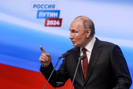 １８日、モスクワの選対本部で会見するロシアのプーチン大統領（タス＝共同）
