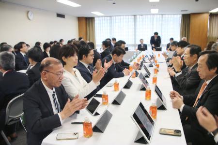 自民党本部で開かれた、外国人労働者の受け入れに関する合同会議＝１８日午後、東京・永田町