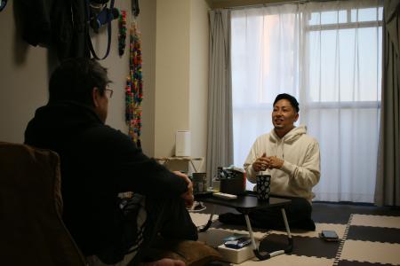 グループホームの居住者と談笑する松浦未来さん＝２４年２月、大阪市東淀川区