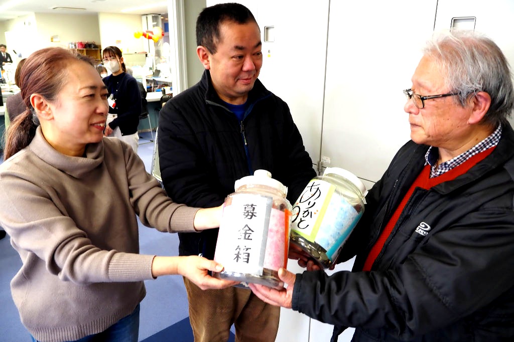寄付金を手渡す早沢さん（左）と萩原さん（中央）＝磐田市国府台のｉプラザ