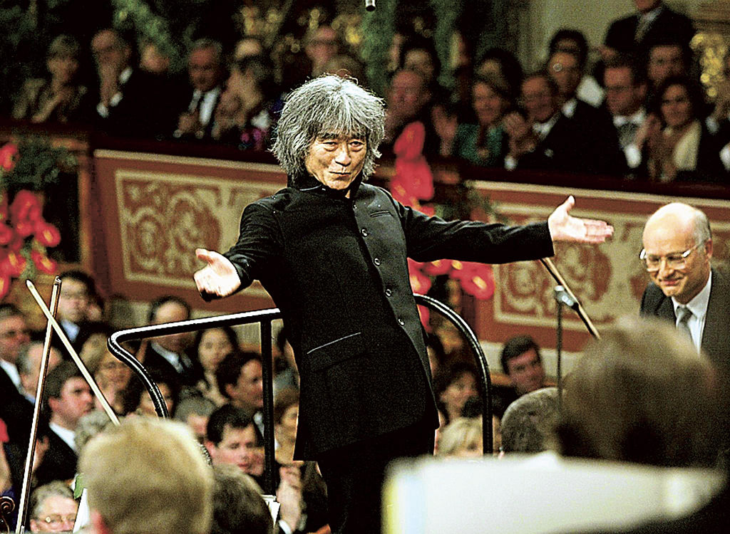 ２００２年のニューイヤーコンサートでウィーン・フィルを指揮する小澤征爾（ＡＦＰ＝時事）