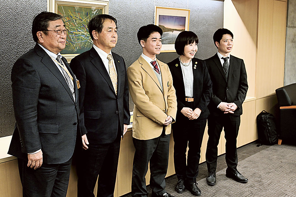「全国高校選抜卓球大会」に出場する滝井さん（右から３人目）＝島田市役所