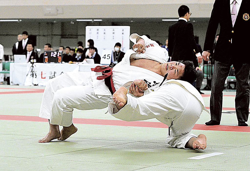 男子８１キロ級で３位入賞を果たした川合遼（左）＝日本武道館