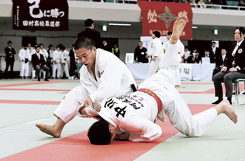 男子７３キロ級で８強入りし、自身初の全国大会で躍動した前田優生翔（左）＝日本武道館