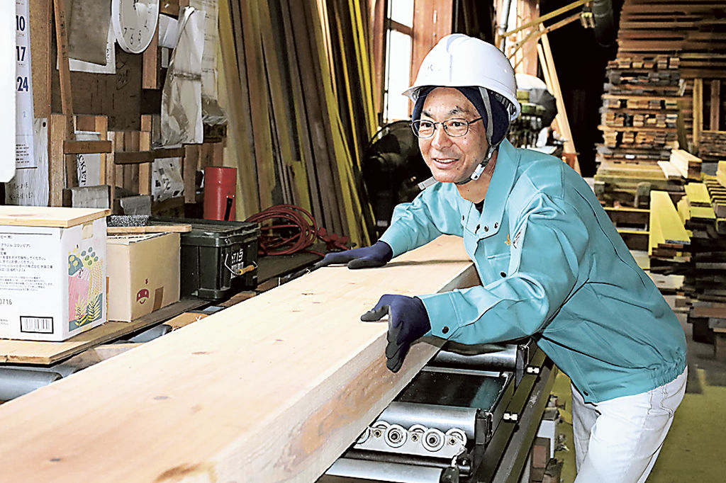 ５６歳で林業の世界に飛び込んだ弓場雅己さん＝２月中旬、浜松市天竜区水窪町