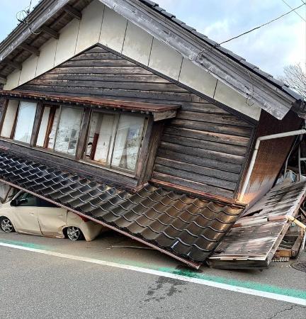 地震発生当日の倒壊した祖母宅＝１月１日、石川県志賀町