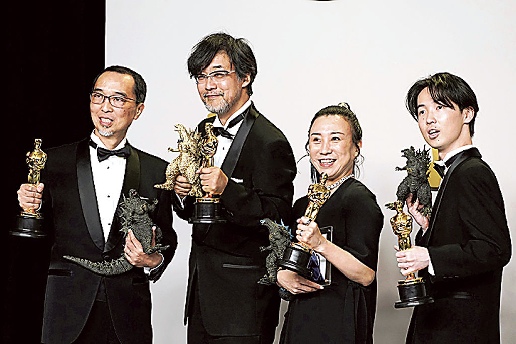 第９６回米アカデミー賞で視覚効果賞を受賞した「ゴジラ―１・０」の山崎貴監督（左から２人目）ら＝１０日、ハリウッド（ＡＰ＝共同）
