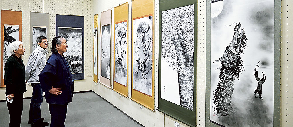 朝比奈さんと生徒６人の水墨画が並ぶ作品展＝磐田市見付の市立中央図書館