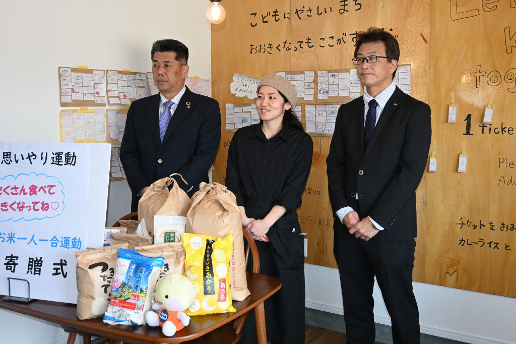 米を贈った角山会長（左）と、泉代表（中央）＝掛川市上西郷