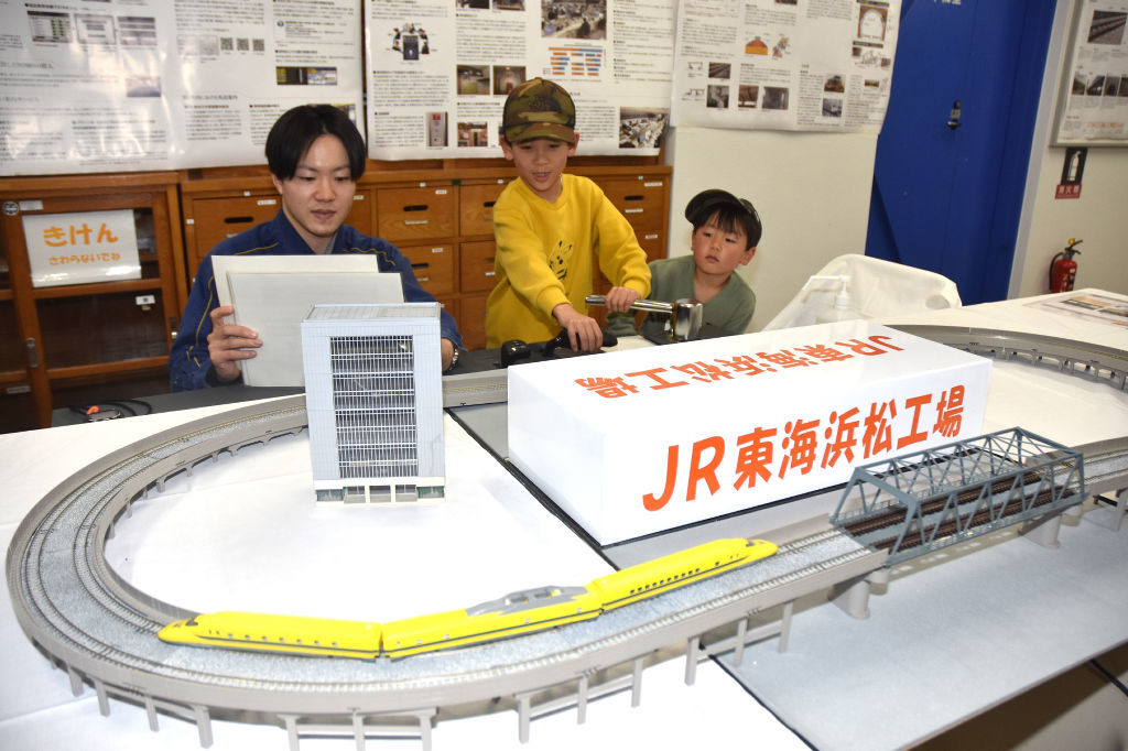 実際の運転装置を使ったミニチュア模型を運転する子ども＝浜松市中央区の浜松科学館