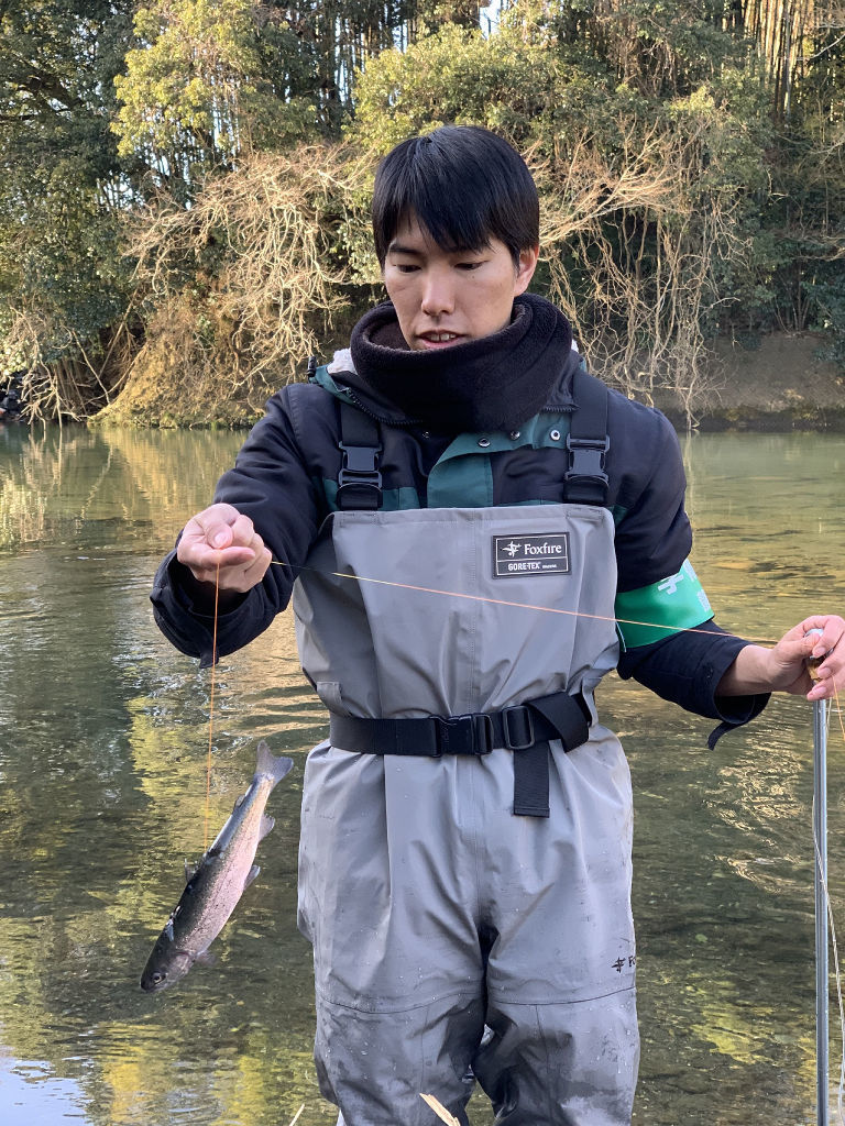 カワウの調査のため、釣り針に生き餌を付けた仕掛けを確認する関係者＝２月下旬、伊豆市内