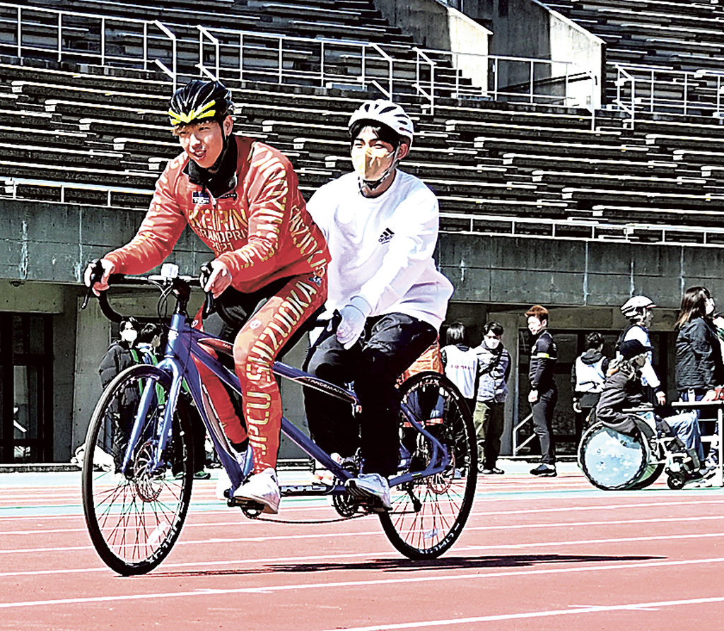 パラサイクリングの競技を体験する参加者ら＝静岡市駿河区