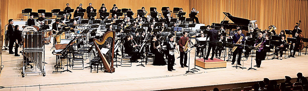 美しいハーモニーを披露した市民吹奏楽団のメンバー＝静岡市清水区のマリナート
