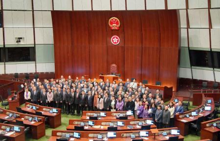 国家安全条例が可決された香港立法会で、記念写真に納まる議員ら＝１９日（新華社＝共同）