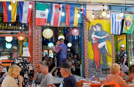 アルゼンチンの首都ブエノスアイレスで、タンゴショーを披露する飲食店。非公式レートでの両替も行い、外国からの観光客で混雑していた＝２月１日（共同）