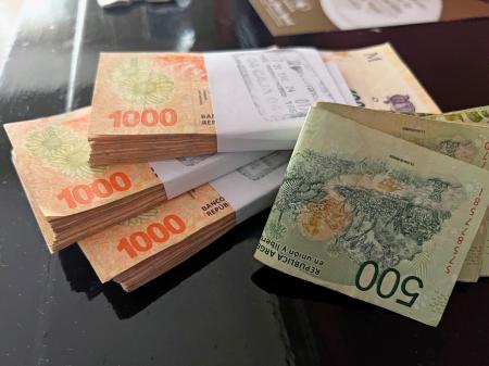 約４万４千円分を両替して受け取ったアルゼンチン通貨ペソ。高額紙幣がないため、分厚い札束になった＝１月３１日、ブエノスアイレス（共同）