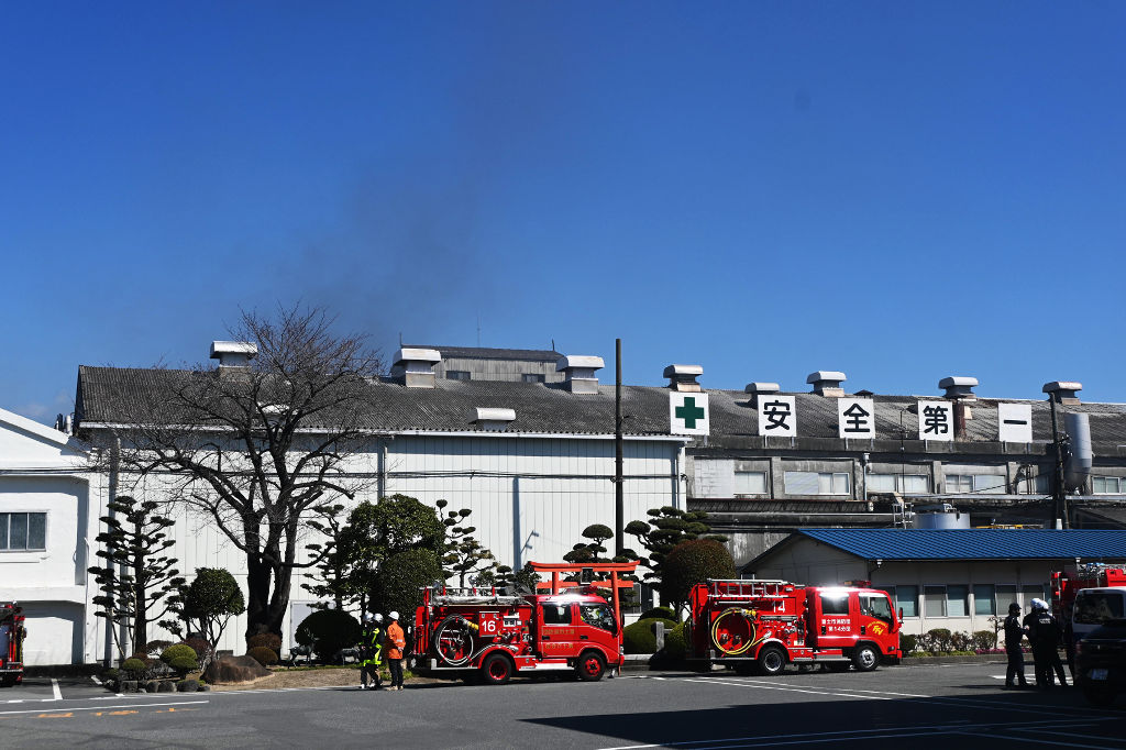 工場から出火した火災現場＝２１日午前９時半ごろ、富士市上横割