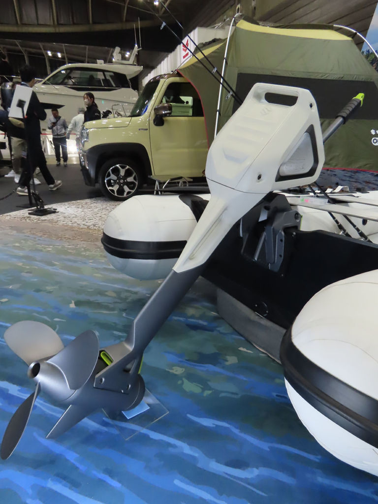 軽自動車「ハスラー」と併せて展示したスズキの小型電動船外機のコンセプトモデル＝２１日午後、横浜市のパシフィコ横浜
