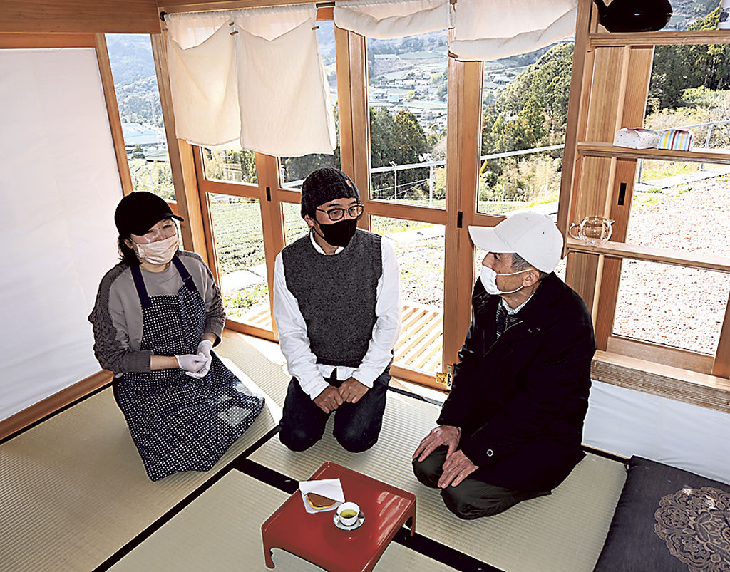 景色を見ながら茶を楽しめる移動式カフェのお茶旅＝掛川市東山