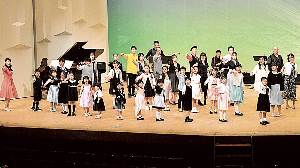 幅広い年代が出演した「第１２回気ままに音楽会」＝浜松市中央区の市福祉交流センター