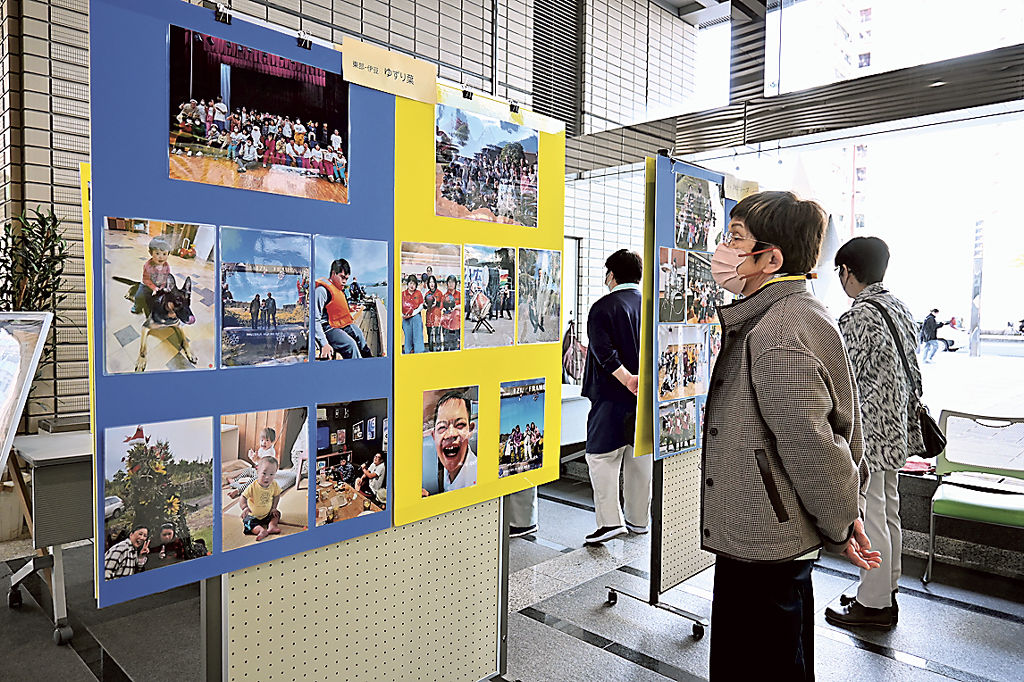 ダウン症の子どもの様子を撮影した作品が並ぶ写真展＝静岡市役所