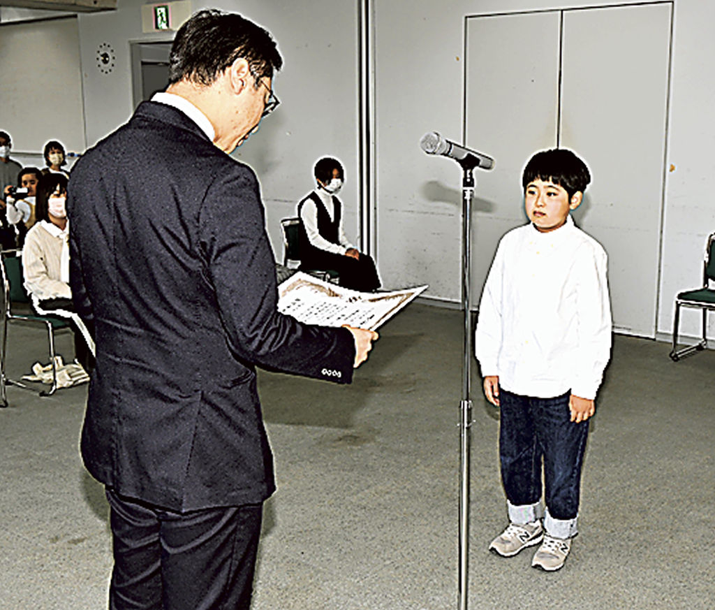 表彰を受ける松井君（右）＝掛川市役所