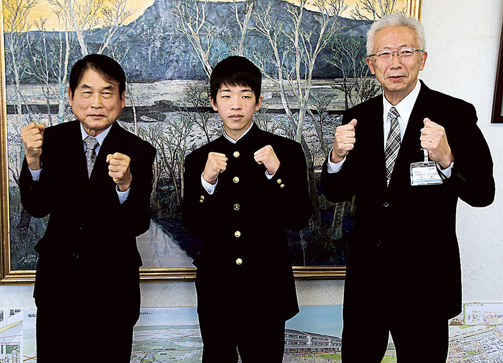 山本教育長（右）に全日本ＵＪフレッシュボクシング大会での活躍を誓った中村さん（中央）＝市役所