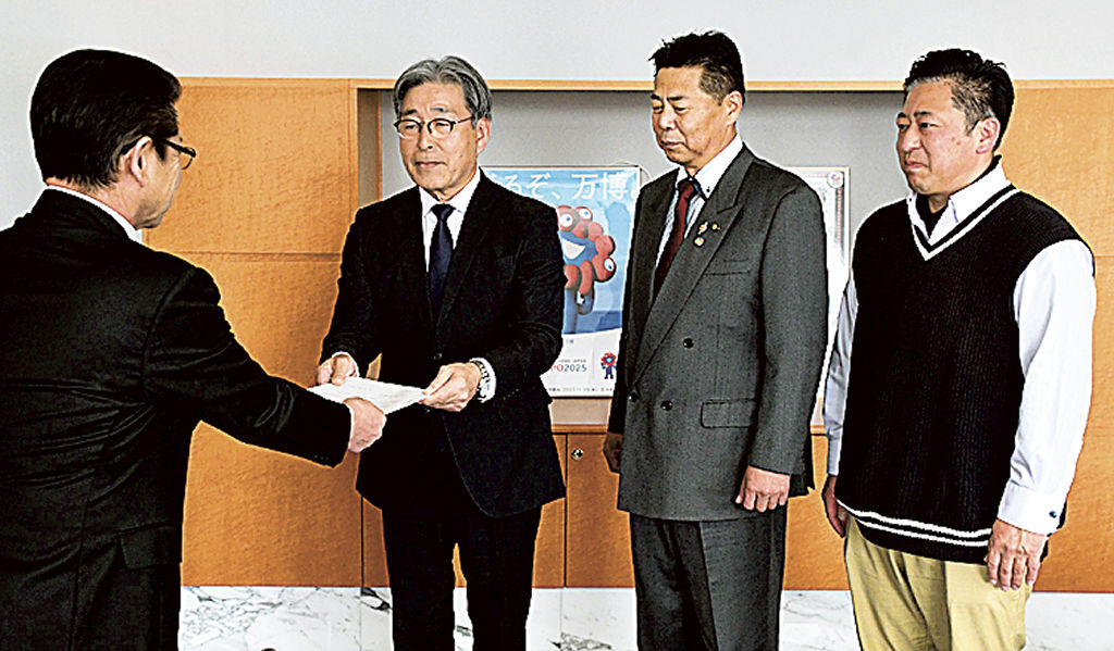 計画案を提出する磯川会長（左から２人目）ら＝伊東市役所