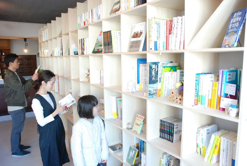 書棚の区画を借りたオーナーが好きな本を並べた「ワンダー図書館」＝富士市本町