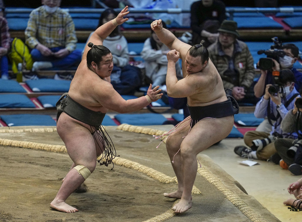 長村（左）が突き出しで安青錦を破り、三段目優勝を決める＝エディオンアリーナ大阪