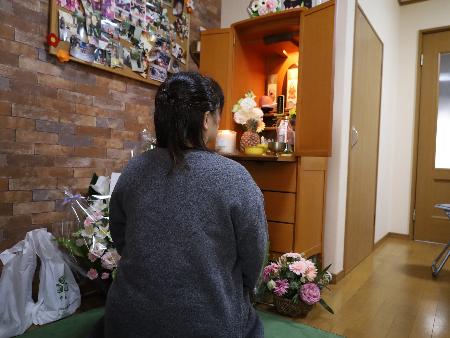 娘を亡くしてから１０年が経過し仏壇を見つめる母親。引っ越し先の京都市の自宅で＝２０２３年３月２８日