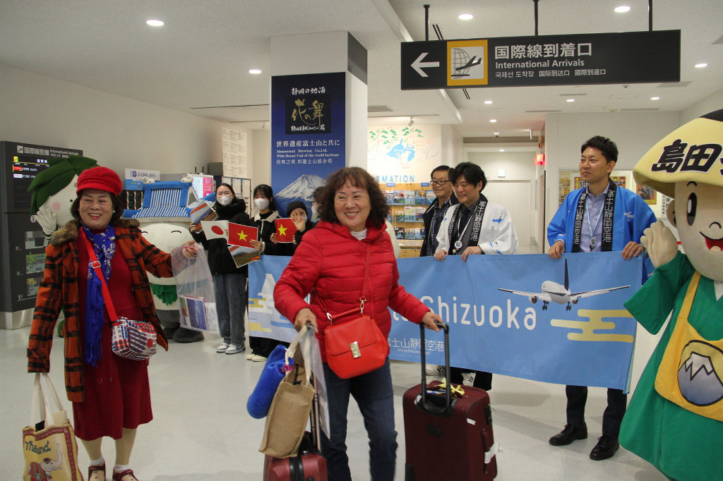 ベトナムから到着した訪日客を出迎える空港関係者＝静岡空港