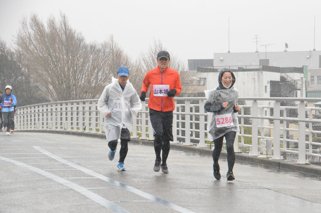 ゲストランナーとして５キロのコースを走ったロバートの山本博さん（中）＝沼津市のあゆみ橋