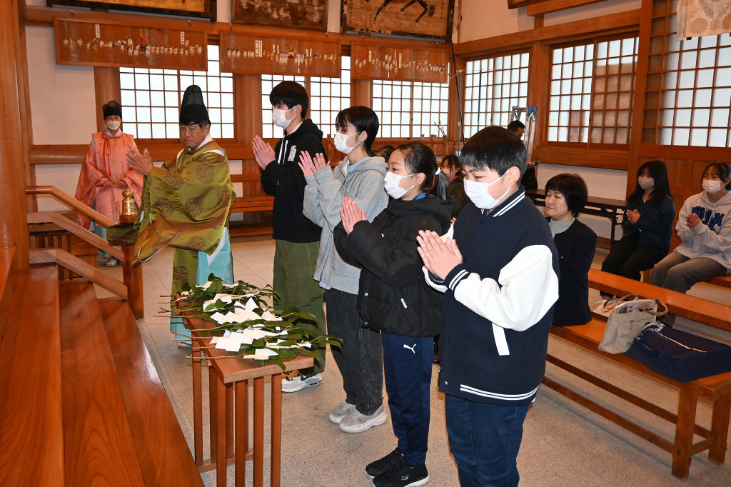 玉串をささげる塾生＝掛川市西大渕の三熊野神社